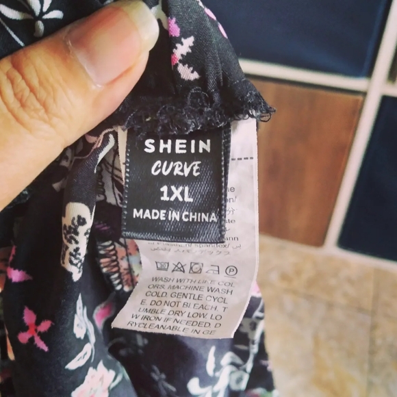 Shein Curve Flowy Floral print shorts, size 1X - Picture 4 of 5